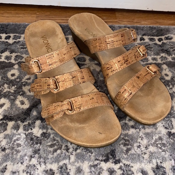 Vionic Dwyn ortho wedge heel sandals with 3 Velcro straps - Picture 3 of 10